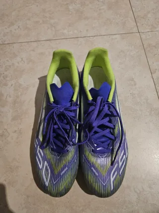 Botas de fútbol Adidas verdes y moradas