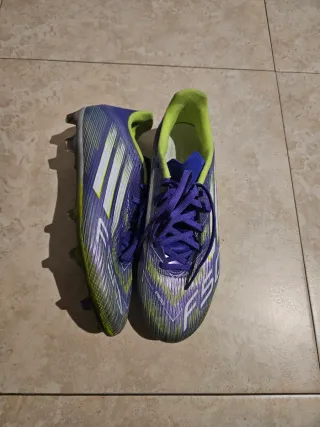 Botas de fútbol Adidas verdes y moradas