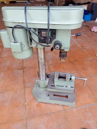 Taladro de columna con tornillo de banco