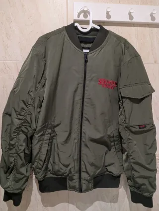 Chaqueta Bomber Stranger Things Verde Militar