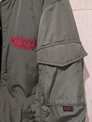 Chaqueta Bomber Stranger Things Verde Militar