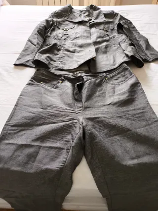Conjunto chaqueta y pantalón gris