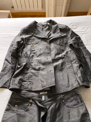 Conjunto chaqueta y pantalón gris