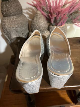 Zuecos de cuña plateados