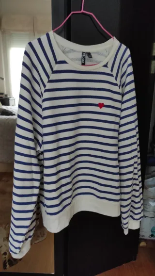 Jersey de algodón y rayas blanco y azul.