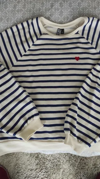 Jersey de algodón y rayas blanco y azul.