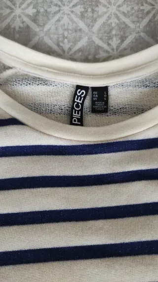 Jersey de algodón y rayas blanco y azul.