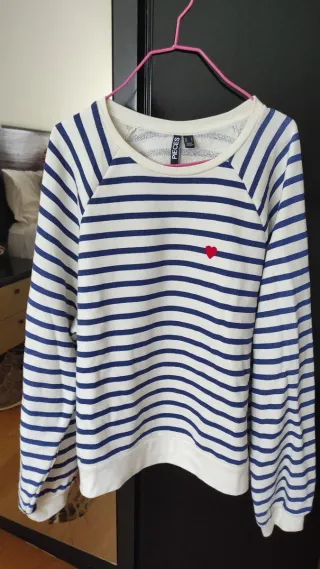 Jersey de algodón y rayas blanco y azul.