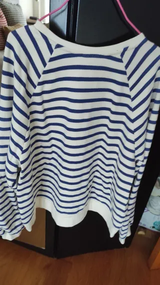 Jersey de algodón y rayas blanco y azul.