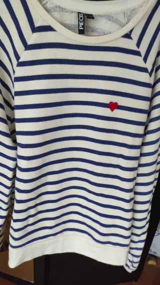 Jersey de algodón y rayas blanco y azul.