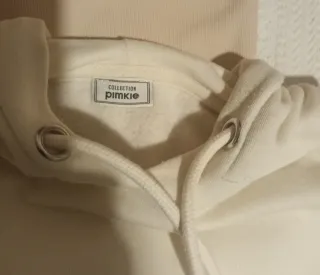 Sudadera corta beige,da para talla m, en vez s.