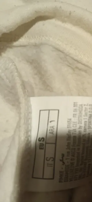 Sudadera corta beige,da para talla m, en vez s.