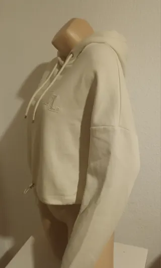 Sudadera corta beige,da para talla m, en vez s.