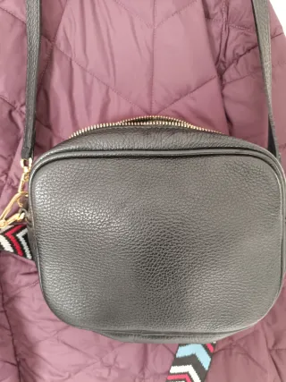 Bolso Piel Negro con Correas Multicolor