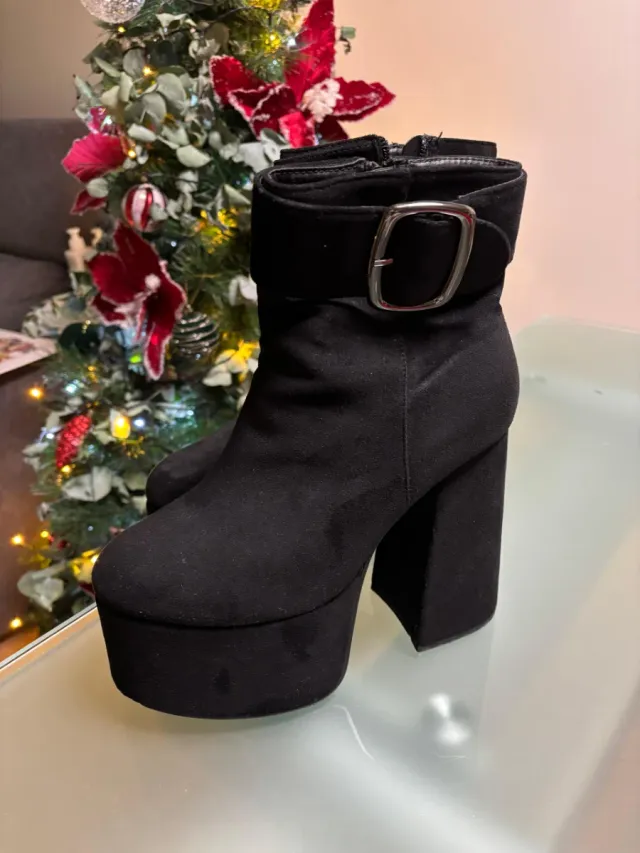Botines negros plataforma con hebilla