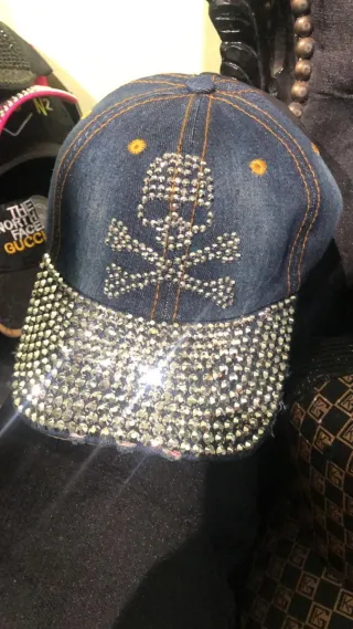 Gorra vaquera con calavera y pedrería