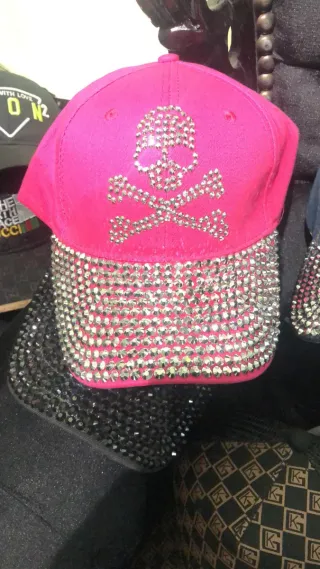 Gorra vaquera con calavera y pedrería