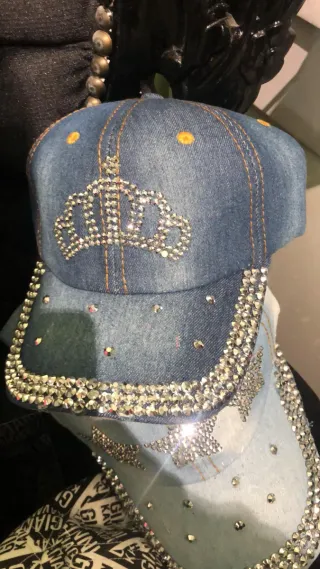 Gorra vaquera con calavera y pedrería
