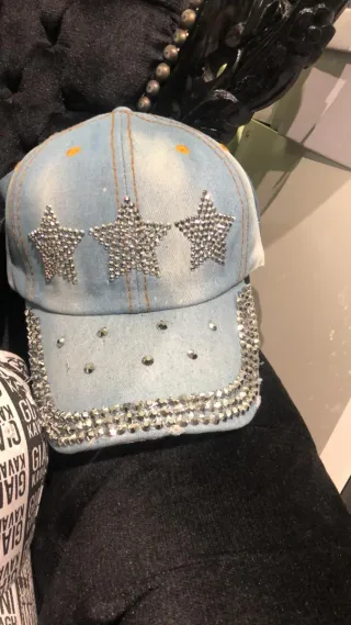 Gorra vaquera con calavera y pedrería