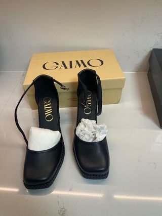 Zapatos de piel negros con pulsera al tobillo.