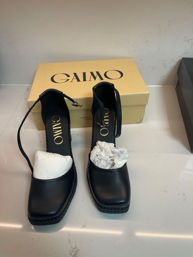 Zapatos de piel negros con pulsera al tobillo.