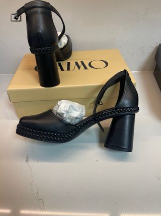 Zapatos de piel negros con pulsera al tobillo.