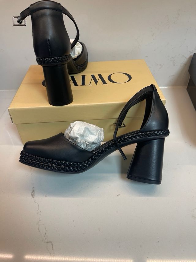 Zapatos de piel negros con pulsera al tobillo.