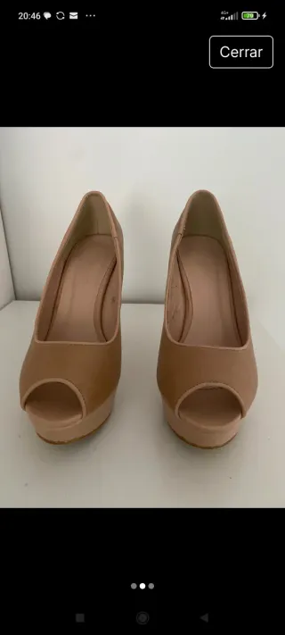 Zapatos de tacón beige y marrón