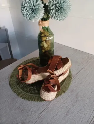 Sandalias esparto cuña marrón