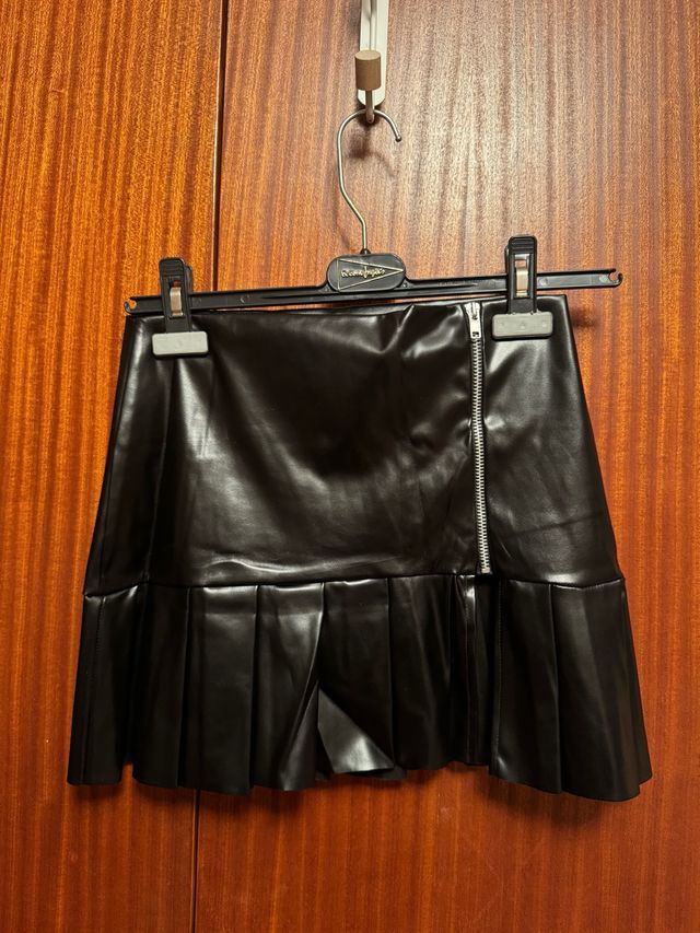 Minifalda negra engomada con tajo