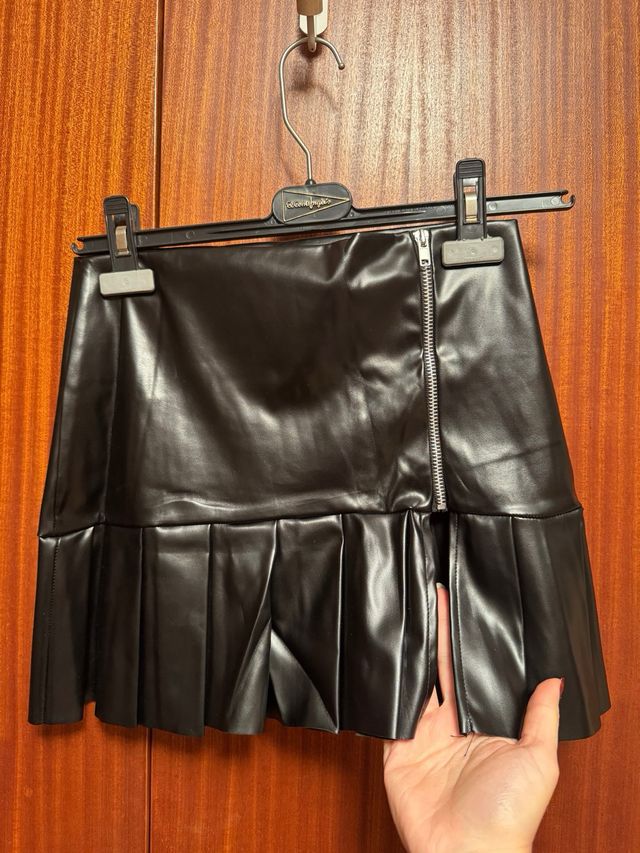 Minifalda negra engomada con tajo