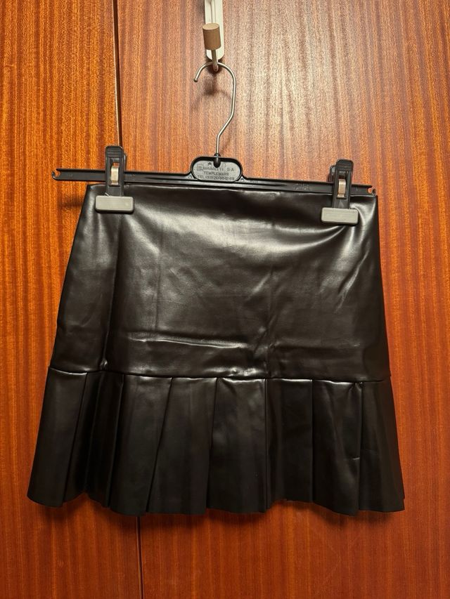 Minifalda negra engomada con tajo