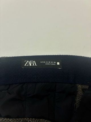 Pantalón gris con estampado tweed de Zara