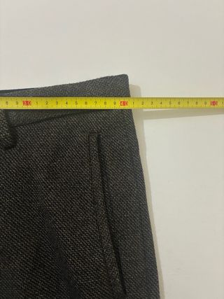 Pantalón gris con estampado tweed de Zara