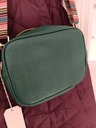 Bolso de piel verde con correa multicolor