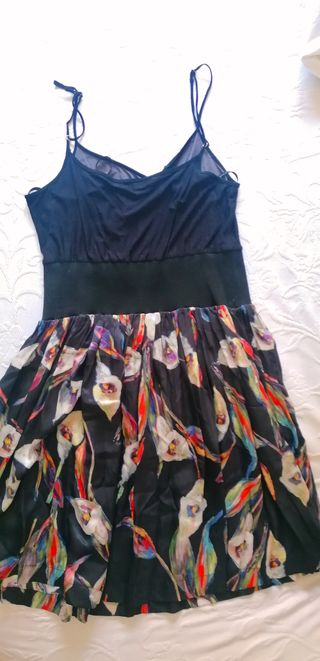 Vestido de fiesta negro con estampado floral