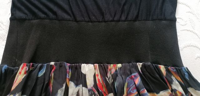 Vestido de fiesta negro con estampado floral