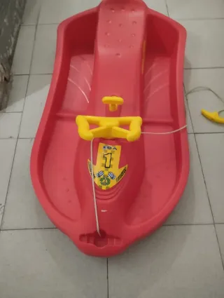 Dos Trineos, el rojo con volante y freno