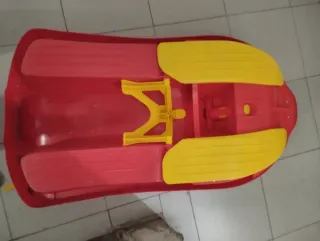 Dos Trineos, el rojo con volante y freno