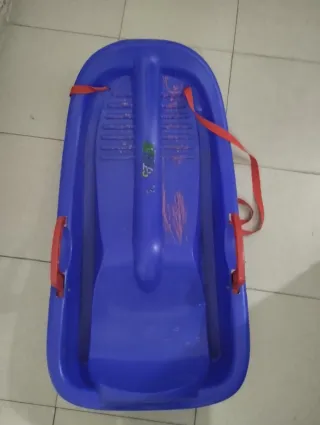 Dos Trineos, el rojo con volante y freno