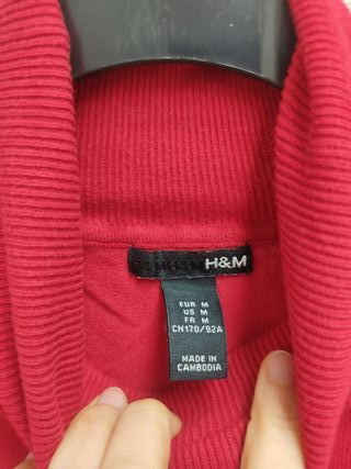 Jersey H&M cuello alto rojo