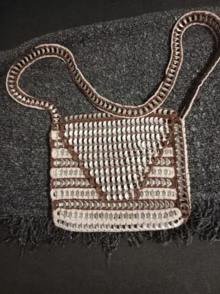 Bolso artesanal de anillas de lata