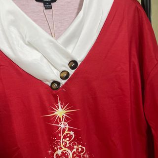 Camiseta Navideña con Árbol y Copos de Nieve