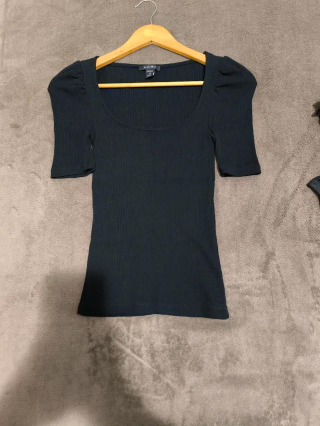 Blusa negra de canalé con mangas abullonadas