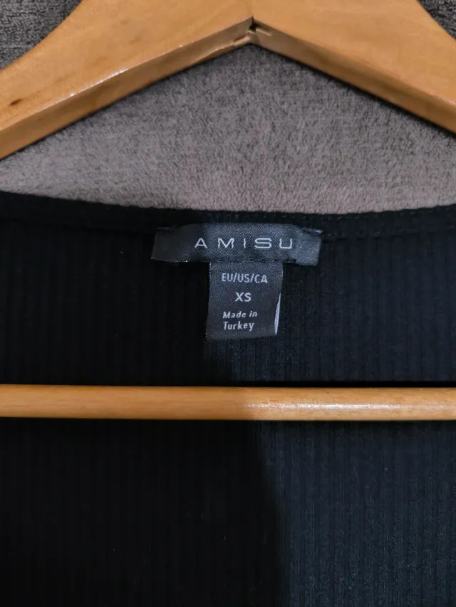 Blusa negra de canalé con mangas abullonadas