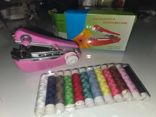 Mini Máquina de Coser Rosa + Hilos