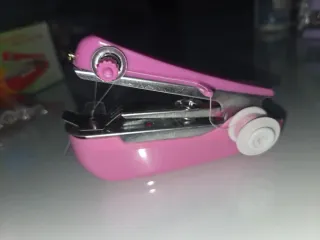 Mini Máquina de Coser Rosa + Hilos