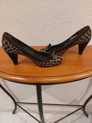 Zapatos de vestir To Be marrones. Charol y ante