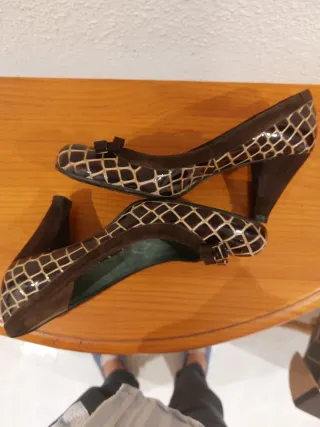 Zapatos de vestir To Be marrones. Charol y ante