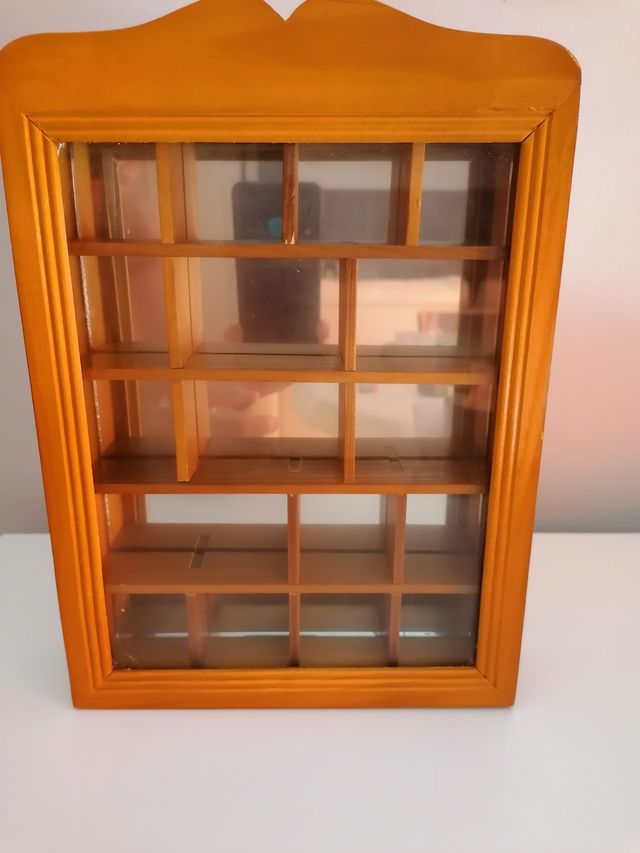 Mueble madera miniaturas expositor